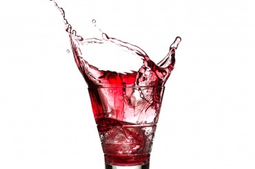 Fotodesign Werbefotografie Produktfotografie Fotostudio Oberfranken Splash aus Campari Glas mit Getränk und Eiswürfeln. Feigfotodesign