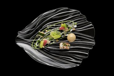 Produktfotografie Werbefotografie Studio Oberfranken Sushi und Salatbeilagen auf Glasteller der Serie Jin Yu angerichtet von Thomas Kellermann Food-Experte. Feigefotodesign